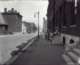 Famiglia afroamericana sul gradino fuori dal 2318 Pine Street